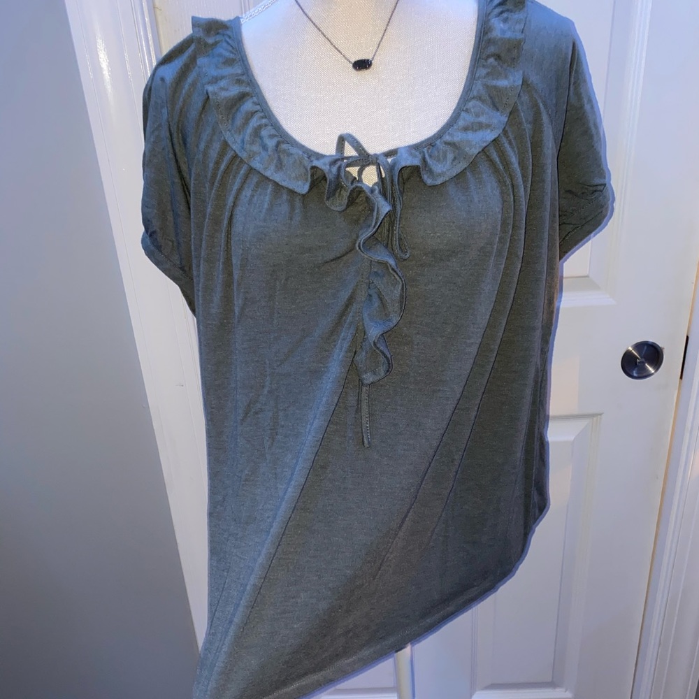 🌻BUNDLE 3 Women’s blouses for 30% off!🌻